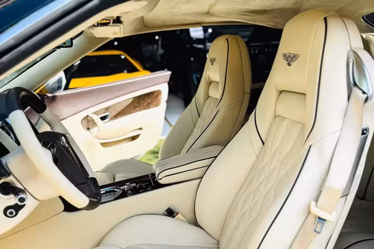 Vòng ra bên sườn xe, Bentley Continental GTC đời 2008 nhận được quả nâng cấp la-zăng rất uy tính, giúp diện mạo ngoại hình xe tăng thêm độ chất chơi, bộ mâm 21 inch, thiết kế 6 chấu kép, sơn 2 màu tương phản là đen và bạc, cùng chụp logo với chữ B bao bọc bởi nền màu đỏ, quả mâm này của Bentley Continental GT V8 thế hệ thứ 2.