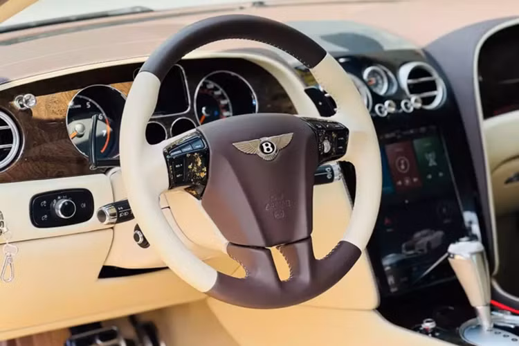 Tiếp đến là cản trước hoàn toàn mới, năng động hơn với hốc gió 2 bên hông mở rộng tối đa, nhưng cũng không thu hẹp hốc gió giữa, mà còn giúp nó kéo dài sang hết 2 bên đầu xe, kiểu thiết kế này có trên Bentley Continental GT V8 S, sản xuất từ đời 2014 đến 2018.