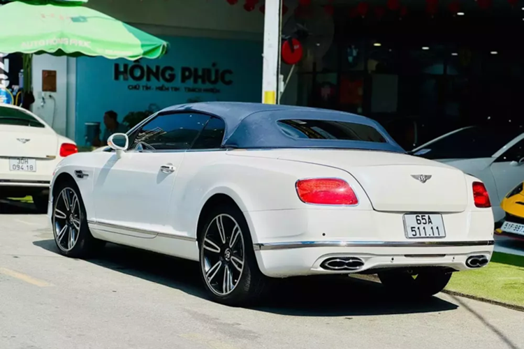 Nhưng nay bạn chỉ cần chi ra 2,5 tỷ đồng đã có thể sở hữu 1 chiếc xe siêu sang mui trần Bentley Continental GTC đời 2008. Chiếc xe này thuộc đời 2008, tức là 1 trong các xe Bentley Continental GTC đầu tiên được nhập về Việt Nam.