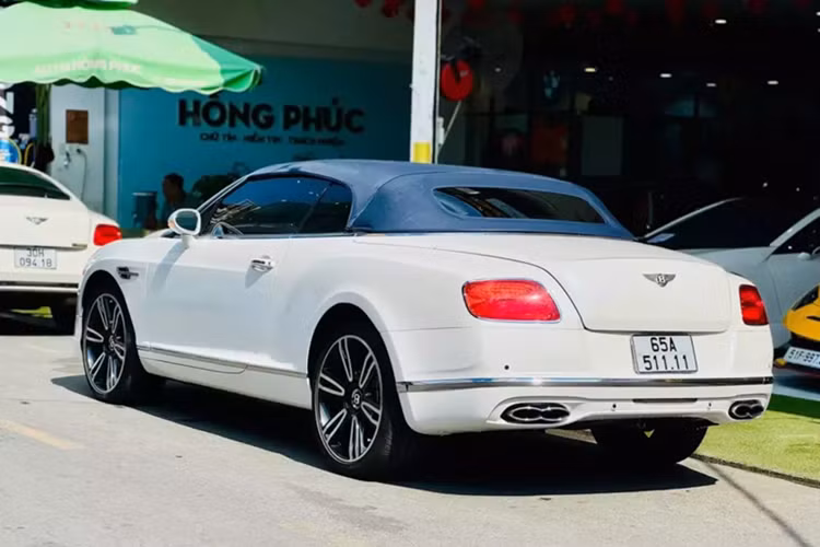 Nhưng nay bạn chỉ cần chi ra 2,5 tỷ đồng đã có thể sở hữu 1 chiếc xe siêu sang mui trần Bentley Continental GTC đời 2008. Chiếc xe này thuộc đời 2008, tức là 1 trong các xe Bentley Continental GTC đầu tiên được nhập về Việt Nam.