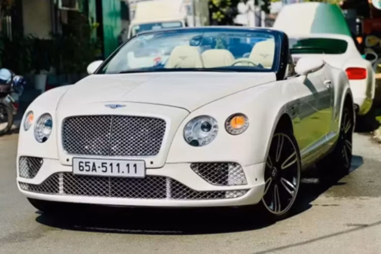 Động cơ trên chiếc xe siêu sang mui trần Bentley Continental GTC sẽ kết hợp cùng hộp số tự động 6 cấp và hệ dẫn động 4 bánh. Nhờ đó, mẫu xe Bentley Continental GTC chỉ mất khoảng thời gian 5,1 giây để tăng tốc từ vị trí xuất phát lên 100 km/h trước khi đạt vận tốc tối đa 314 km.