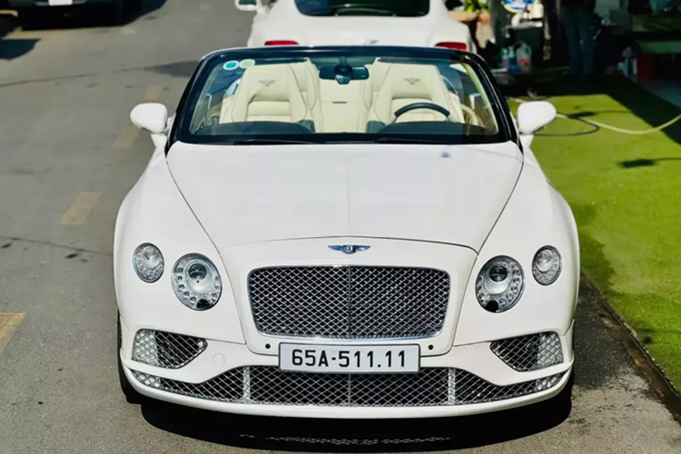 Bentley Continental GT mui trần là 1 mẫu xe thể thao thuộc dòng xe siêu sang, tại thời điểm ra mắt, nó gần như không có đối thủ xứng tầm, cho đến mãi sau này, khi Rolls-Royce Wraith ra mắt, Bentley Continental GT đã chịu nhiều ảnh hưởng không nhỏ ở mặt doanh số.
