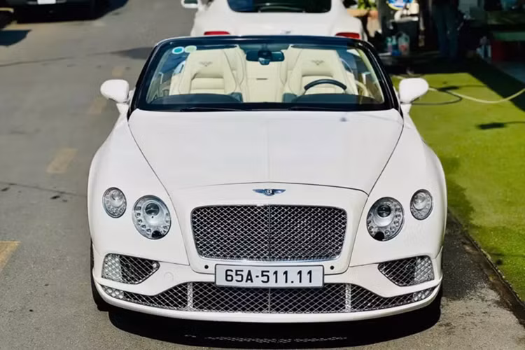  Bentley Continental GT mui trần là 1 mẫu xe thể thao thuộc dòng xe siêu sang, tại thời điểm ra mắt, nó gần như không có đối thủ xứng tầm, cho đến mãi sau này, khi Rolls-Royce Wraith ra mắt, Bentley Continental GT đã chịu nhiều ảnh hưởng không nhỏ ở mặt doanh số.