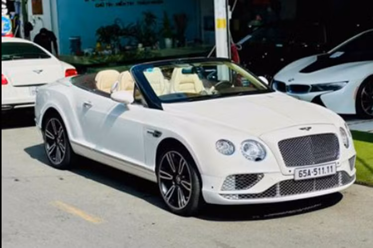 Chiếc xe siêu sang mui trần Bentley Continental GTC này có phần mui xếp mềm dễ dàng đóng hoặc mở trong 20 giây, xe có 4 chỗ ngồi, nội thất màu kem, ngoại thất trắng.