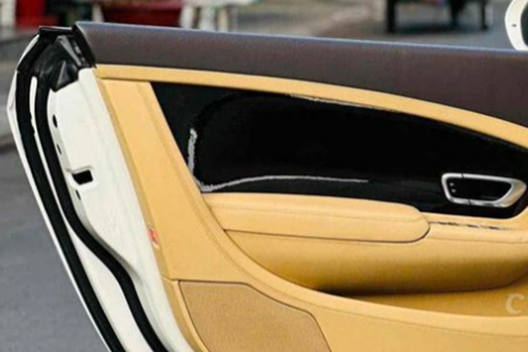 Cuối cùng là vì độ body kit của Bentley Continental GT thế hệ thứ 2, nên phần đuôi xe còn thay đổi vị trí đặt biển số, ngay dưới mép cốp khoang hành lý, cản sau cũng hoàn toàn mới, có thêm thanh nẹp mạ crôm vòng tròn hết đuôi xe.