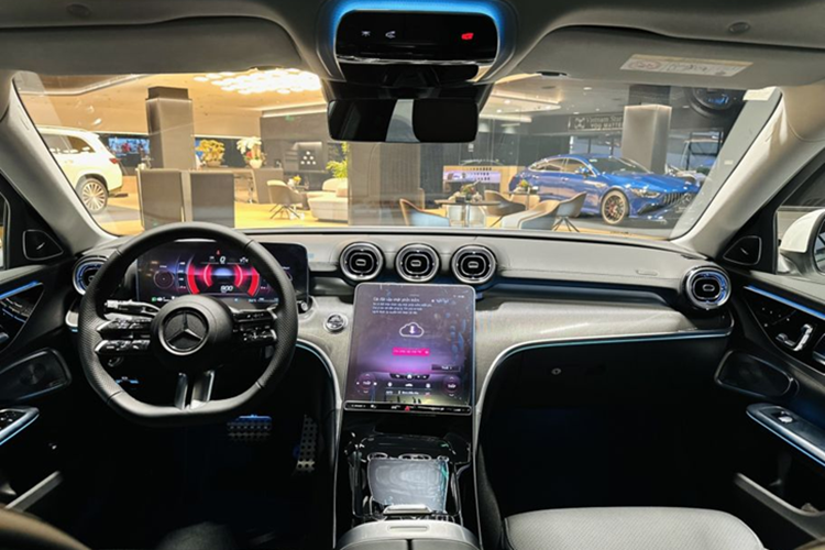 Ở C 300 AMG V2, xe có thêm hiển thị thông tin trên kính lái (HUD). Kính chắn gió và kính hai bên hàng ghế trước được nâng cấp lên loại cách âm, cách nhiệt cao cấp, tăng sự yên tĩnh và thoải mái trong khoang cabin. Chưa hết, hàng ghế sau còn có hêm cổng sạc USB Type-C, đáp ứng nhu cầu kết nối ngày càng cao.