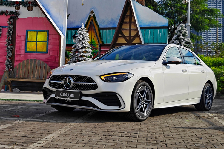 Cả hai mẫu xe đều sử dụng hộp số tự động 9 cấp 9G-Tronic và hệ dẫn động cầu sau. Việc bổ sung tiện nghi mà không điều chỉnh giá bán giúp Mercedes-Benz giữ được lợi thế cạnh tranh trong phân khúc sedan hạng sang, nơi người tiêu dùng ngày càng quan tâm đến giá trị sử dụng thực tế.