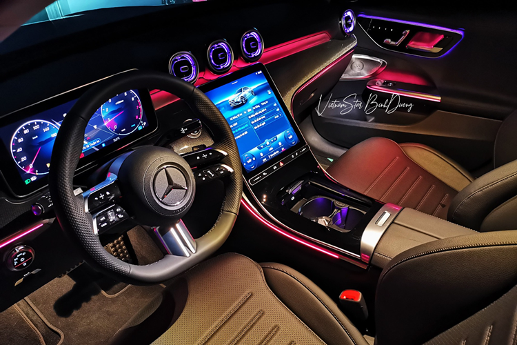 Mặc dù được nâng cấp trang bị, nhưng giá xe Mercedes-Benz C-Class 2025 vẫn giữ nguyên cho cả hai phiên bản: C 200 Avantgarde giá 1,599 tỷ đồng và C 300 AMG giá 2,099 tỷ đồng.