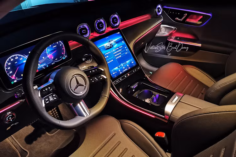 Mặc dù được nâng cấp trang bị, nhưng giá xe Mercedes-Benz C-Class 2025 vẫn giữ nguyên cho cả hai phiên bản: C 200 Avantgarde giá 1,599 tỷ đồng và C 300 AMG giá 2,099 tỷ đồng.