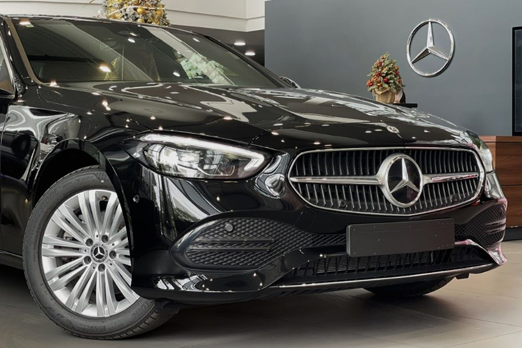 Ở Mercedes-Benz C 200 Avantgarde V2 2025 mới, xe được bổ sung đèn chiếu sáng tự động điều chỉnh xa gần. Hệ thống MBUX Navigation Plus cũng được cập nhật bản đồ Việt Nam, giúp điều hướng dễ dàng hơn mà không cần dùng ứng dụng ngoài.