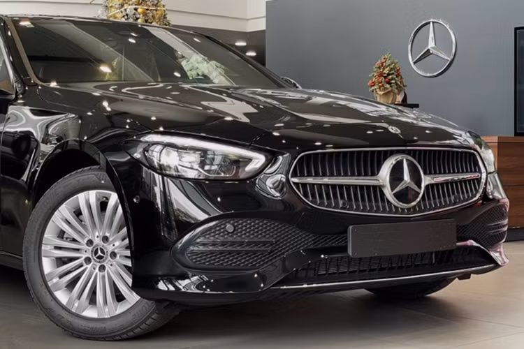 Ở Mercedes-Benz C 200 Avantgarde V2 2025 mới, xe được bổ sung đèn chiếu sáng tự động điều chỉnh xa gần. Hệ thống MBUX Navigation Plus cũng được cập nhật bản đồ Việt Nam, giúp điều hướng dễ dàng hơn mà không cần dùng ứng dụng ngoài.