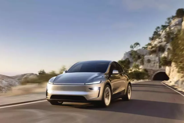 Tesla Model Y đã trở thành mẫu xe bán chạy nhất tại Trung Quốc vào năm 2023 (và trên toàn thế giới). Tuy nhiên, trong 11 tháng đầu năm 2024, mẫu xe này đã trở thành á quân, để mất vị trí đầu bảng vào tay mẫu xe sedan BYD Qin Plus. Vì vậy, Tesla đã vội vã tung ra một biến thể mới của mẫu xe bán chạy nhất của mình tại Trung Quốc.