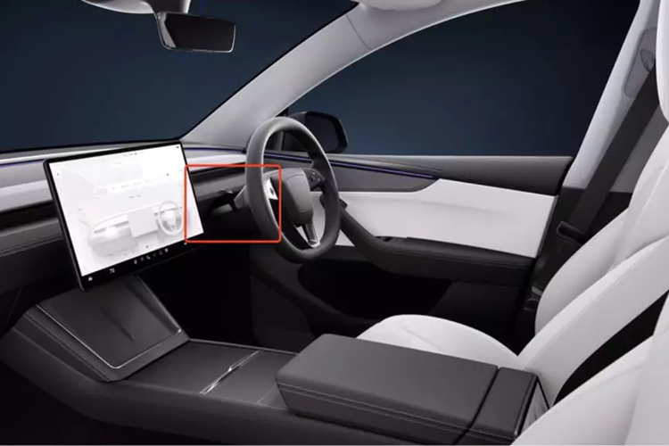 Hàng ghế thứ hai được nâng cấp với chức năng chỉnh điện bằng một nút bấm. Model Y mới cũng có cửa sổ trời phủ lớp mạ bạc và 16 loa. Chi tiết mới thú vị của Model Y mới là cần đèn báo rẽ gắn trên cột lái. Trước đây, Model Y không có yếu tố này.