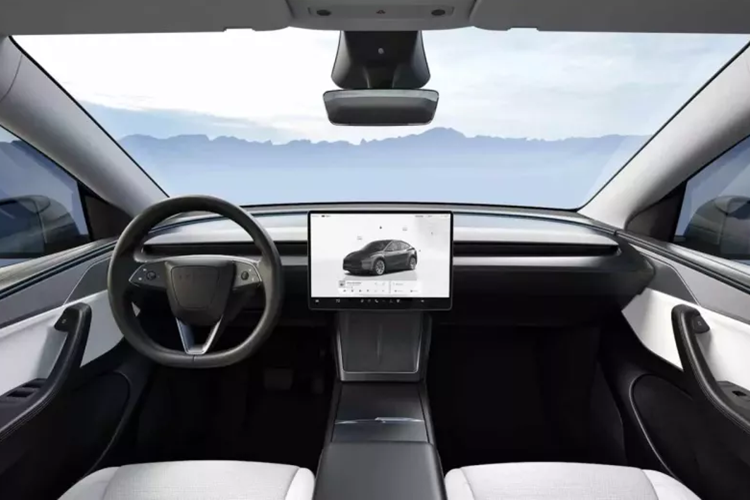 Bên trong, Model Y Juniper phù hợp với Tesla Model 3 mới. Nó vẫn giữ nguyên phong cách tối giản với màn hình cảm ứng 15 inch chạy bằng AMD Ryzen. Chiếc SUV mới không có cụm đồng hồ, một điểm yếu thường thấy ở Tesla. Thay vào đó, màn hình trung tâm tích hợp thông tin liên quan về tốc độ, số, ADAS, v.v. của xe.