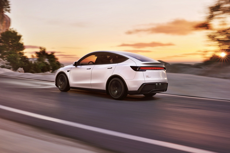 Phiên bản 4WD của Tesla Model Y Juniper có động cơ điện 194 kW (260 mã lực) ở trục sau kết hợp với động cơ 137 kW (184 mã lực) ở phía trước. Tổng công suất đầu ra của chiếc crossover điện này đạt 331 kW (444 mã lực).