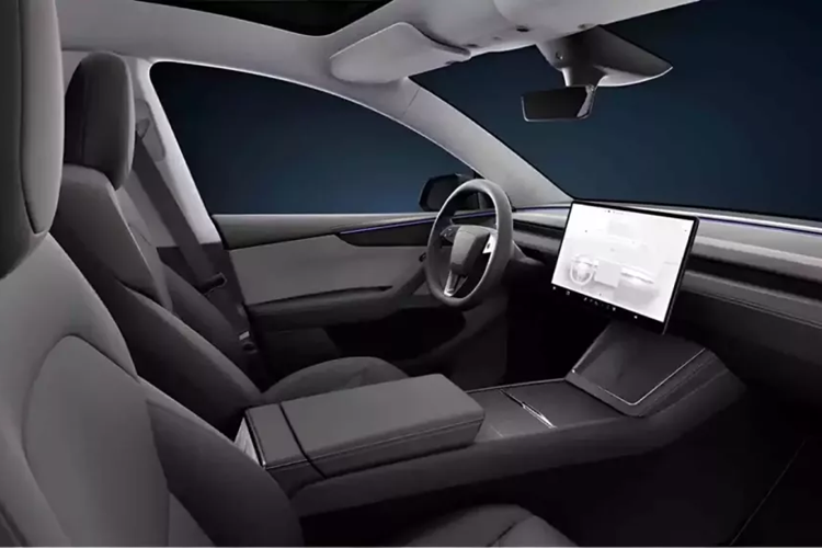 Không có nút bấm nào ở đường hầm trung tâm. Thay vào đó, nó có một tấm sạc không dây và các ngăn ẩn. Điều thú vị là Model Y mới sử dụng ghế ngồi được cải tiến. Ghế sau được kéo dài thêm 15 mm. Hơn nữa, tựa đầu được mở rộng thêm 17 mm.