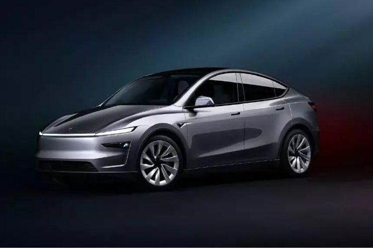 Tesla Model Y Juniper chạy điện áp dụng thiết kế đầu xe mới nhất với cụm đèn chạy LED mỏng gợi nhớ đến Cybertruck. Đèn pha của mẫu xe mới nằm trên cản trước. Những điều chỉnh này ở phía trước giúp tăng hệ số cản của Tesla Model Y mới lên 0,22 Cd.