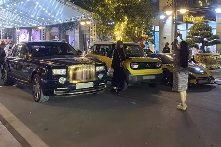 Dàn siêu xe biển đẹp bạc tỷ này bao gồm McLaren 720S Spider độ Senna GTR, Lamborghini Aventador Roadster độ SVJ, Lamborghini Huracan độ Novitec hay Rolls-Royce Phantom mạ vàng cùng nhiều xe Mercedes-AMG G63 và Lamborghini Urus.