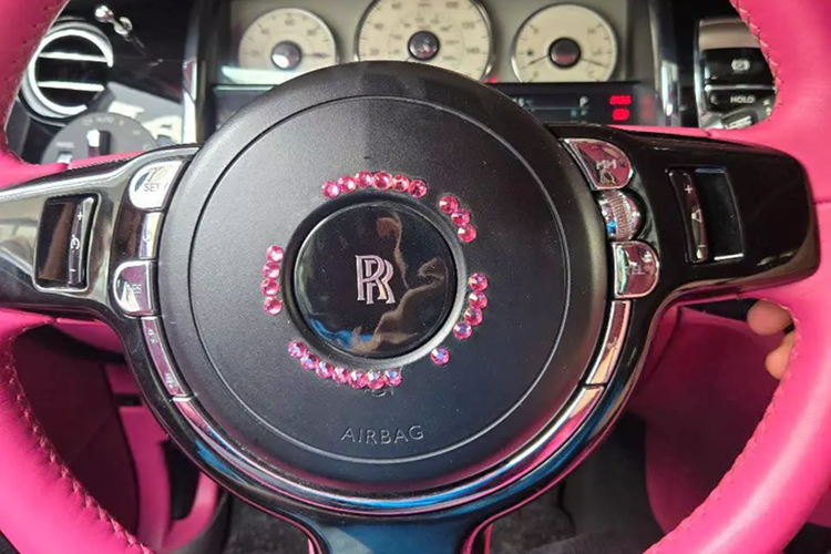 Kể từ đó, chiếc xe siêu sang Rolls-Royce Ghost này gắn bó như hình với bóng cùng với "nữ hoàng nội y" trong các sự kiện, chụp ảnh hay đi xa. Nhiều người đã không khỏi choáng ngợp trước sự giàu có của người đẹp đến từ Trà Vinh.