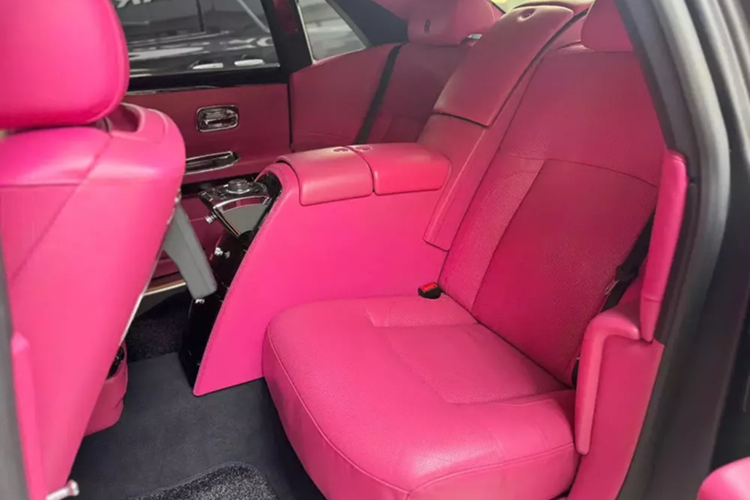 Lúc Ngọc Trinh chia sẻ mua chiếc xe siêu sang Rolls-Royce Ghost, nhiều người đã đồn đoán giá trị của xe trên 30 tỷ đồng, nhưng thực tế, con số này dành cho bản Rolls-Royce Ghost thế hệ mới, còn xe của người đẹp này thuộc phiên bản cũ chỉ từ 5 - 7 tỷ đồng, tùy theo độ mới