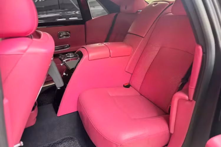 Lúc Ngọc Trinh chia sẻ mua chiếc xe siêu sang Rolls-Royce Ghost, nhiều người đã đồn đoán giá trị của xe trên 30 tỷ đồng, nhưng thực tế, con số này dành cho bản Rolls-Royce Ghost thế hệ mới, còn xe của người đẹp này thuộc phiên bản cũ chỉ từ 5 - 7 tỷ đồng, tùy theo độ mới