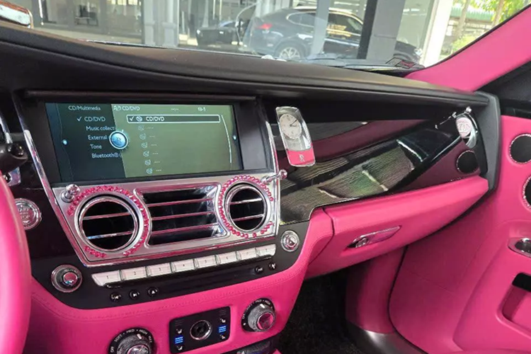 Chiếc xe siêu sang Rolls-Royce Ghost của Ngọc Trinh thuộc bản Series I. Ngoài việc độ dàn áo và nội thất, xe không được độ hay nâng cấp thêm gì. Các chi tiết bao gồm đèn pha vẫn giữ nguyên, thay vì nâng cấp lên Series II như nhiều đại gia Việt chọn.