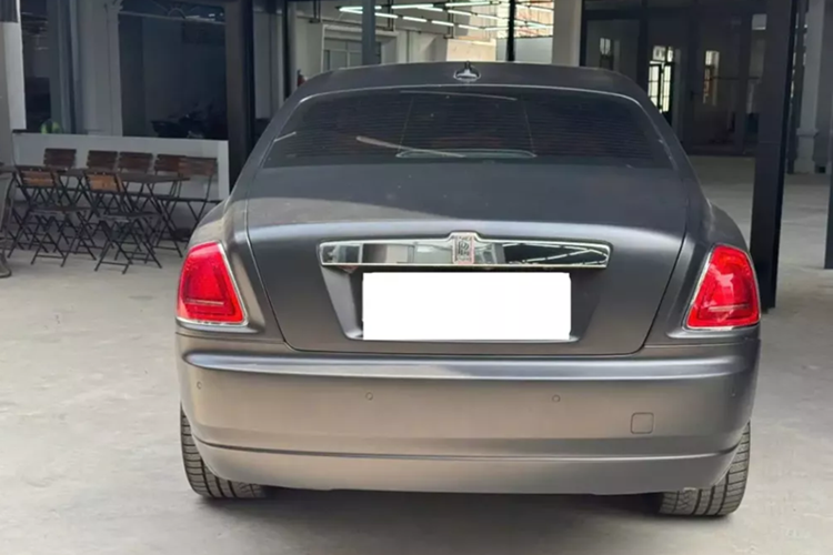 Cụ thể chiếc xe siêu sang Rolls-Royce Ghost đời cũ này có ngoại thất đen nhám, và quan trọng hơn là nội thất xe màu hồng đậm, 1 số chi tiết được thiết kế riêng như chiếc Rolls-Royce Ghost của nữ hoàng nội y Ngọc Trinh từng chia sẻ khi mua xe về đi độ.