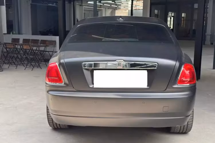 Cụ thể chiếc xe siêu sang Rolls-Royce Ghost đời cũ này có ngoại thất đen nhám, và quan trọng hơn là nội thất xe màu hồng đậm, 1 số chi tiết được thiết kế riêng như chiếc Rolls-Royce Ghost của nữ hoàng nội y Ngọc Trinh từng chia sẻ khi mua xe về đi độ.