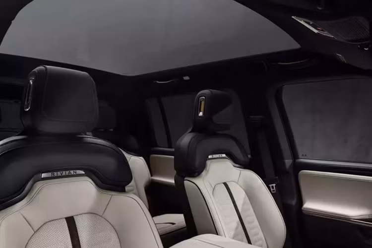 Điều này mang lại cho các mẫu xe hệ dẫn động bốn bánh cũng như công suất đầu ra là 850 mã lực và mô-men xoắn 1.103 lb-ft (1.494 Nm).