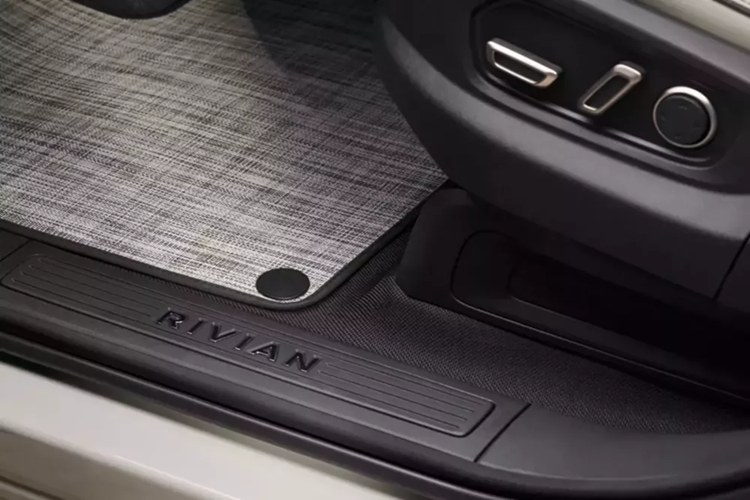 Sức mạnh được cung cấp bởi hệ thống truyền động ba động cơ kết hợp một động cơ điện gắn phía trước với hai động cơ khác ở phía sau.