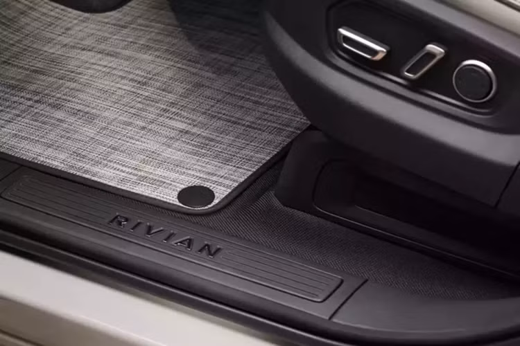 Sức mạnh được cung cấp bởi hệ thống truyền động ba động cơ kết hợp một động cơ điện gắn phía trước với hai động cơ khác ở phía sau.