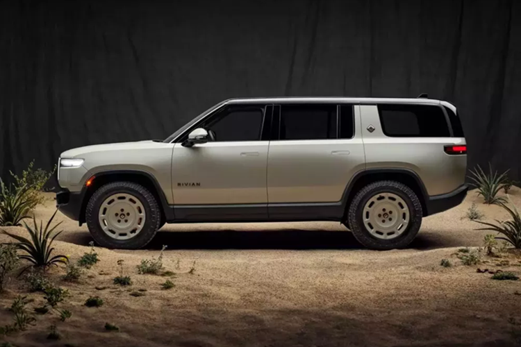 Các phiên bản Rivian R1 California Dune Edition đặc biệt có ngoại thất California Dune độc đáo nổi bật với các điểm nhấn màu đen. Chúng được kết hợp với bánh xe 20 inch đặc biệt có thể có lớp hoàn thiện California Dune phù hợp hoặc màu Satin Graphite tương phản.