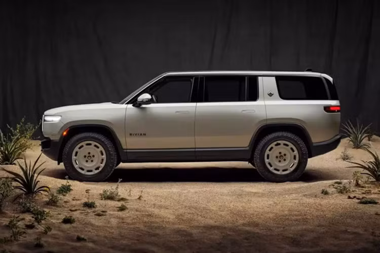 Các phiên bản Rivian R1 California Dune Edition đặc biệt có ngoại thất California Dune độc đáo nổi bật với các điểm nhấn màu đen. Chúng được kết hợp với bánh xe 20 inch đặc biệt có thể có lớp hoàn thiện California Dune phù hợp hoặc màu Satin Graphite tương phản.