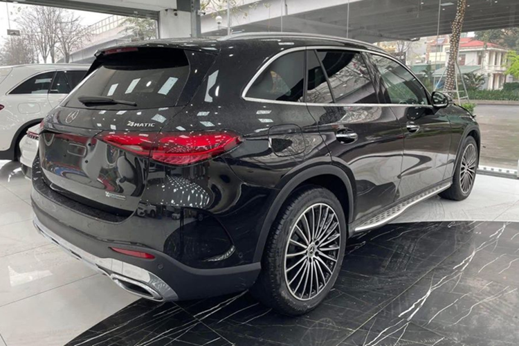 Mercedes-Benz GLC 300 sử dụng máy 2.0L tích hợp công nghệ hybrid nhẹ (Mild-hybrid). Công suất đạt 258 mã lực và 400 Nm mô-men xoắn. Đi kèm hộp số tự động 9 cấp và hệ dẫn động bốn bánh 4MATIC. 