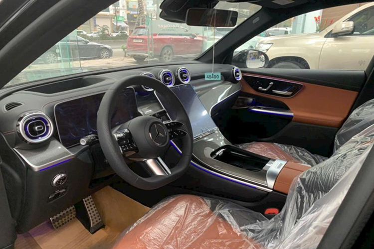 Chiếc xe trong bài rao bán sở hữu ngoại thất màu đen bóng bẩy, kết hợp bộ mâm AMG đa chấu kích thước 20 inch. Với tình trạng mới xuất xưởng, lớp sơn bên ngoài vẫn giữ được độ hoàn hảo. Các trang bị ngoại thất nổi bật gồm cụm đèn pha Digital Light thông minh, đèn hậu LED, camera 360 độ và hệ thống cảm biến trước/sau. 