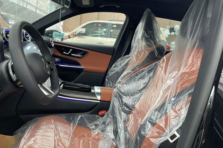 Hiện chưa rõ lý do khiến chiếc xe này được rao bán chỉ sau thời gian ngắn sử dụng. So với phiên bản V1 ra mắt tháng 5/2023, GLC 300 bản V1 được bổ sung thêm màn hình hắt kính lái (HUD). Do đó giá bán cũng tăng nhẹ 40 triệu so với lô đầu ra mắt, lên mức 2,839 tỷ đồng. 