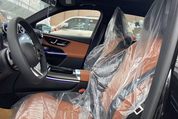 Hiện chưa rõ lý do khiến chiếc xe này được rao bán chỉ sau thời gian ngắn sử dụng. So với phiên bản V1 ra mắt tháng 5/2023, GLC 300 bản V1 được bổ sung thêm màn hình hắt kính lái (HUD). Do đó giá bán cũng tăng nhẹ 40 triệu so với lô đầu ra mắt, lên mức 2,839 tỷ đồng. 