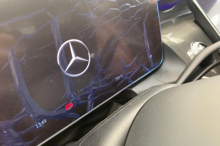 Bước vào bên trong, khoang lái SUV hạng sang Mercedes-Benz GLC 300 gây ấn tượng với nội thất bọc da hai tông màu đen và da bò, vẫn căng bóng và không có dấu hiệu sử dụng. Nhiều chi tiết như ghế ngồi, màn hình tốc độ sau vô-lăng hay màn hình trung tâm vẫn còn lớp ni-lông bảo vệ. 