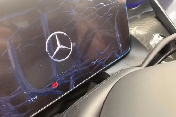 Bước vào bên trong, khoang lái SUV hạng sang Mercedes-Benz GLC 300 gây ấn tượng với nội thất bọc da hai tông màu đen và da bò, vẫn căng bóng và không có dấu hiệu sử dụng. Nhiều chi tiết như ghế ngồi, màn hình tốc độ sau vô-lăng hay màn hình trung tâm vẫn còn lớp ni-lông bảo vệ. 