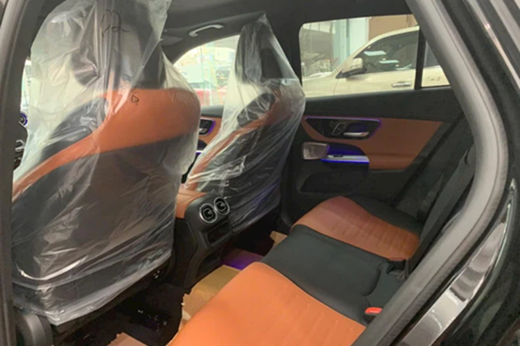 Các tiện ích nội thất đáng chú ý bao gồm ghế trước có sưởi, đèn viền LED 64 màu, màn hình trung tâm 11,9 inch dạng dọc hỗ trợ Apple CarPlay/Android Auto không dây, màn hình sau vô-lăng 12,3 inch và hệ thống âm thanh 15 loa Burmester. 