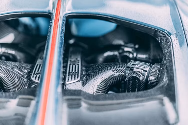 Bên trong, các nhà thiết kế Bugatti đã thêm huy hiệu Equipe Pur Sang trên tựa đầu và bảng điều khiển, và màu Aerolithe mới cho lớp bọc. Màu sau được kết hợp với lớp hoàn thiện Matt Vermillion và Matt Red cho sợi carbon, kết hợp với đường khâu phù hợp.