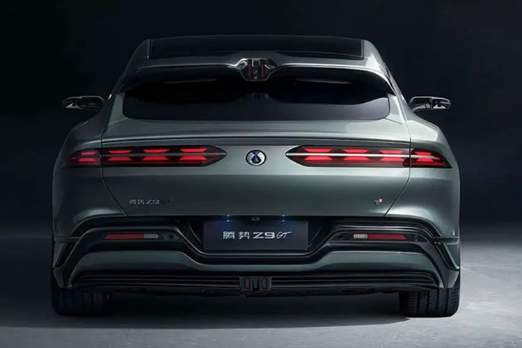 Ở phiên bản EV, xe cũng có 3 mô-tơ điện nhưng sở hữu tổng công suất 950 mã lực và mô-men xoắn cực đại 710 Nm. Bộ pin 100 kWh cho phép xe di chuyển 630 km sau một lần sạc đầy pin theo tiêu chuẩn CLTC tại Trung Quốc.