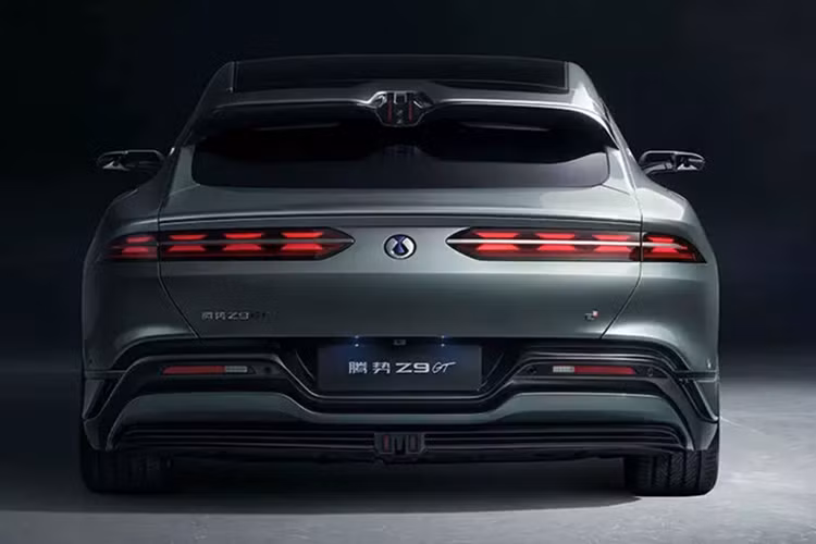 Ở phiên bản EV, xe cũng có 3 mô-tơ điện nhưng sở hữu tổng công suất 950 mã lực và mô-men xoắn cực đại 710 Nm. Bộ pin 100 kWh cho phép xe di chuyển 630 km sau một lần sạc đầy pin theo tiêu chuẩn CLTC tại Trung Quốc.