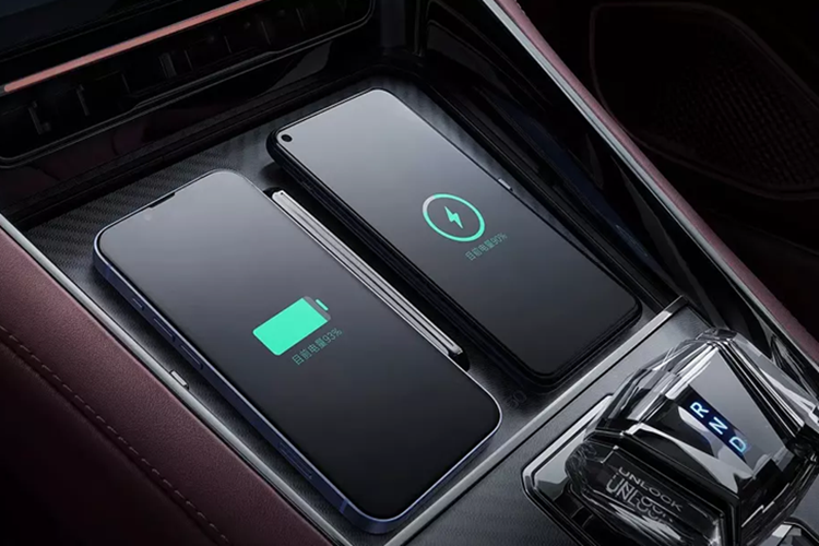 Kích thước dài x rộng x cao của xe lần lượt là 5.180 x 1990 x 1.500 mm và chiều dài cơ sở 3.125 mm. Như vậy, xe có kích thước nhỉnh hơn đối thủ Porsche Taycan Sport Turismo. Với kích thước lớn, đương nhiên Denza Z9 GT sở hữu nội thất rộng rãi.