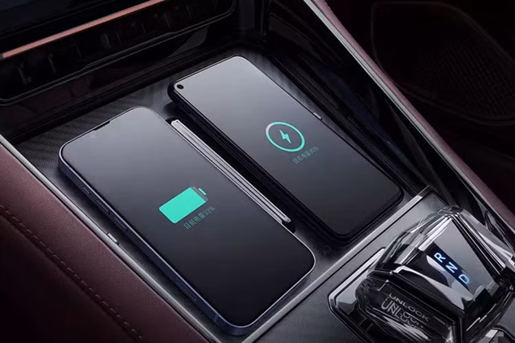 Kích thước dài x rộng x cao của xe lần lượt là 5.180 x 1990 x 1.500 mm và chiều dài cơ sở 3.125 mm. Như vậy, xe có kích thước nhỉnh hơn đối thủ Porsche Taycan Sport Turismo. Với kích thước lớn, đương nhiên Denza Z9 GT sở hữu nội thất rộng rãi.