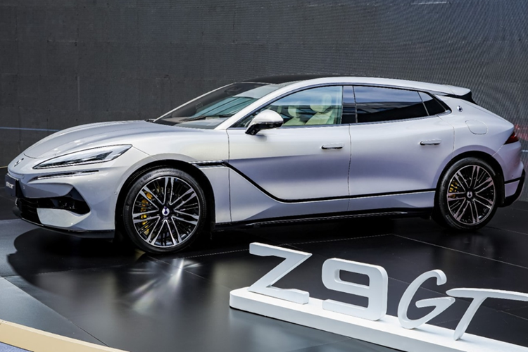 Nhờ hệ thống này, mẫu xe điện hạng sang của Trung Quốc có bán kính vòng quay chỉ còn 4,62 m và có thể đi ngang với góc tối đa 15 độ. Với khả năng "đi ngang như cua", Denza Z9 GT có thể đỗ song song một cách dễ dàng. Đoạn video dưới đây đã chứng minh điều đó.