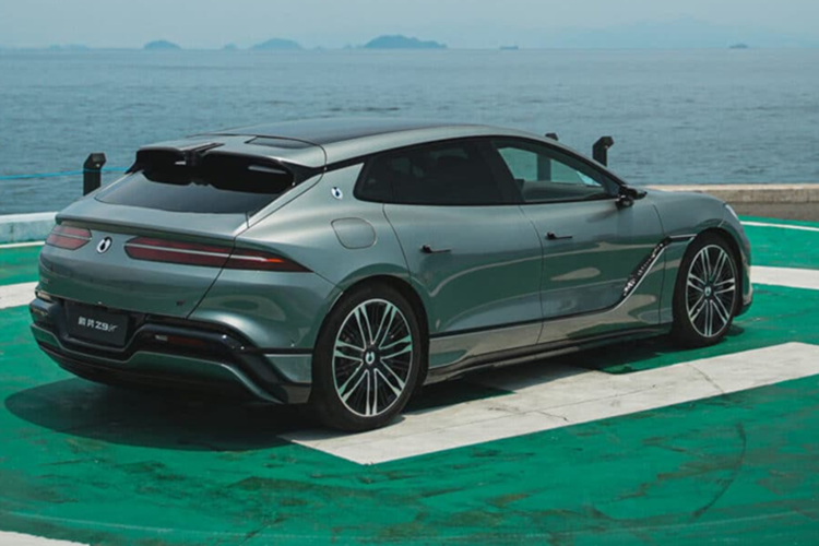 Mức giá xe Denza Z9 GT có giá dao động từ 334.800 - 414.800 Nhân dân tệ (khoảng 1,17 - 1,45 tỷ đồng). Vào ngày 20/1/2025 vừa qua, BYD công bố đã bàn giao chiếc Denza Z9 GT thứ 100.000 cho khách hàng Trung Quốc. Đây chính là mẫu xe điện GT hạng sang đạt mốc doanh số 100.000 chiếc nhanh nhất tại thị trường tỷ dân.