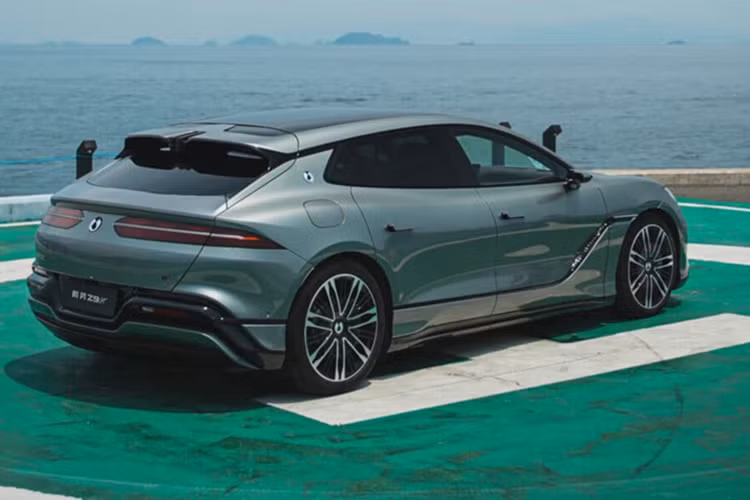 Mức giá xe Denza Z9 GT có giá dao động từ 334.800 - 414.800 Nhân dân tệ (khoảng 1,17 - 1,45 tỷ đồng). Vào ngày 20/1/2025 vừa qua, BYD công bố đã bàn giao chiếc Denza Z9 GT thứ 100.000 cho khách hàng Trung Quốc. Đây chính là mẫu xe điện GT hạng sang đạt mốc doanh số 100.000 chiếc nhanh nhất tại thị trường tỷ dân.