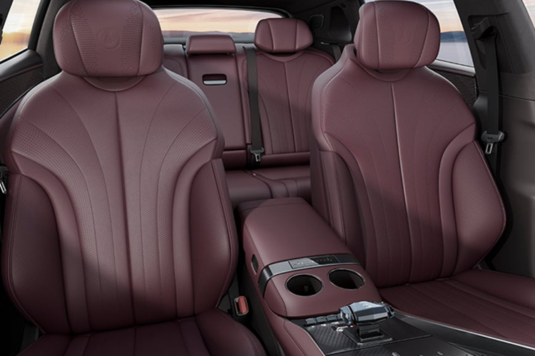 Tương tự các mẫu xe Trung Quốc đời mới, tân binh của BYD cũng được trang bị nhều màn hình cỡ lớn trong xe. Chưa dừng ở đó, Denza Z9 GT còn đi kèm 2 tủ lạnh, bao gồm loại 4 lít ở hàng ghế trước và 10 lít phía sau.