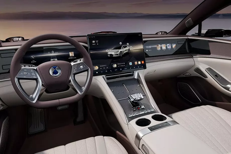 Theo nhận xét của nhiều người, tính năng này sẽ rất hữu dụng với những tài mới hoặc phụ nữ vốn gặp nhiều khó khăn trong việc đỗ xe song song. Bên cạnh các tính năng kể trên, Denza Z9 GT còn gây ấn tượng với thiết kế shooting brake mượt mà, kết hợp giữa 2 dòng xe coupe 4 cửa và station wagon.